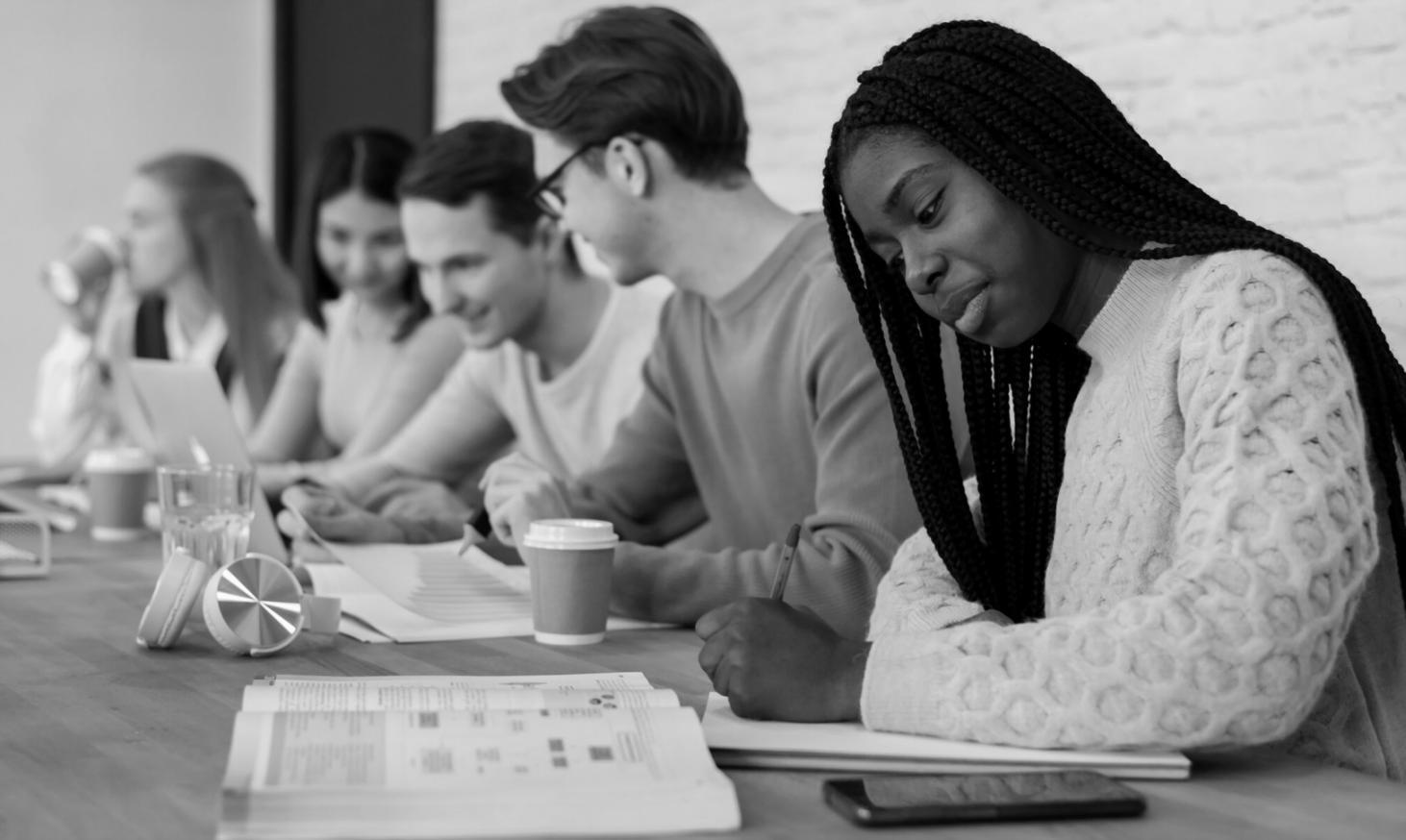Session d'analyse financière en groupe avec documents et graphiques